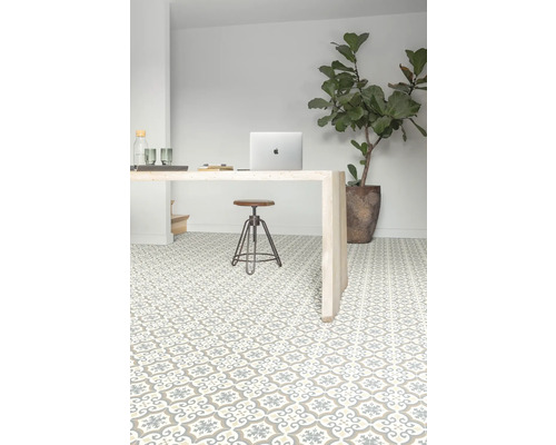 Lichte kamer met tegelpatroon, bureau en kamerplant