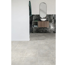 Moderne badkamer met grijze vloertegels, wastafel en spiegel