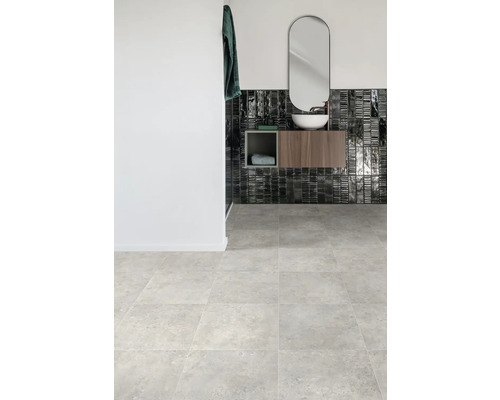Moderne badkamer met grijze vloertegels, wastafel en spiegel