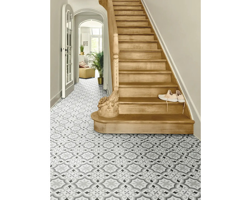 Hal met trap en vloer met motief