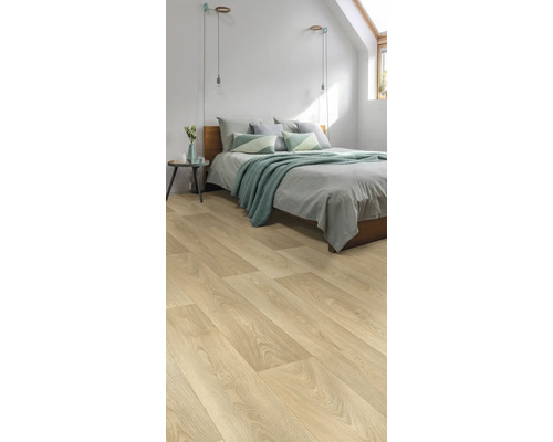 Slaapkamer met lichte houten vloer, bed en nachtkastje