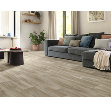Lichte woonkamer met vinylvloer in houtlook, bank en salontafel