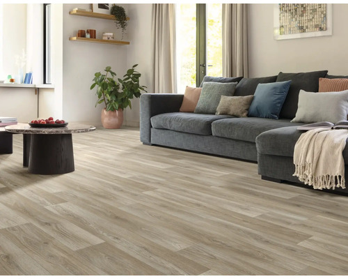 Lichte woonkamer met vinylvloer in houtlook, bank en salontafel
