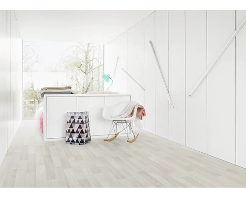 Lichte kamer met raam, witte kast, schommelstoel en geometrische prullenmand