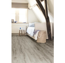 Lichte kamer met houten balken en laminaatvloer