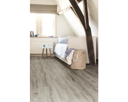 Lichte kamer met houten balken en laminaatvloer