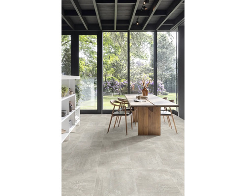 Lichte kamer met eettafel, stoelen, rek en vloertegels