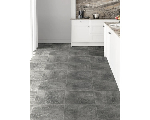 Grijze vloertegels gelegd in een lichte keuken