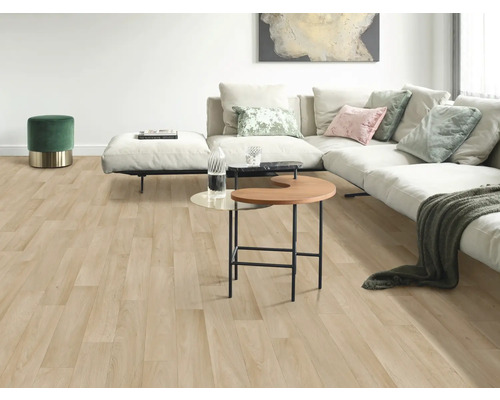Lichte houten vloer in een woonkamer met bank, tafel en decoratie