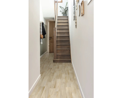 Hal met trap, houten vloer en garderobe