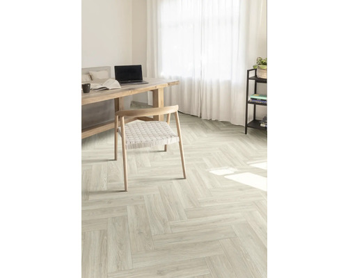 Lichte kamer met eettafel, stoel en vinylvloer in visgraatmotief