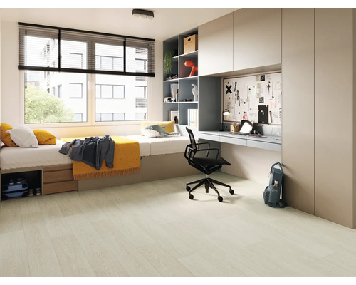 Lichte kamer met bed, bureau en opbergoplossingen voor de inrichting