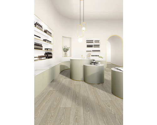 Lichte winkel met schappen, ronde tafels en houten vloer