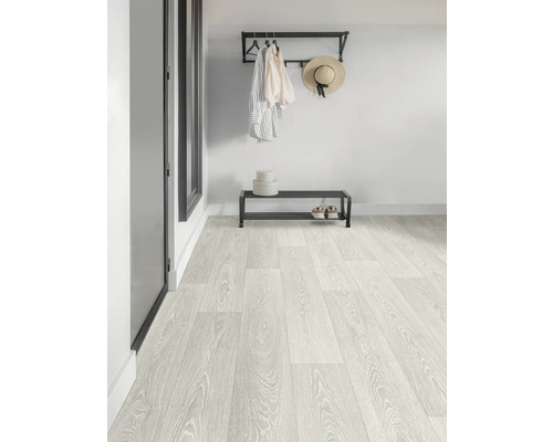 Hal met kapstok, schoenenrek en lichte houten vloer