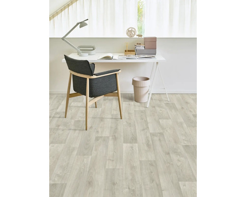 Werkkamer met lichte laminaatvloer, bureau en stoel