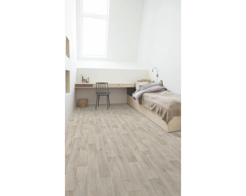 Lichte kamer met houten vloer, bed, bureau en dakraam