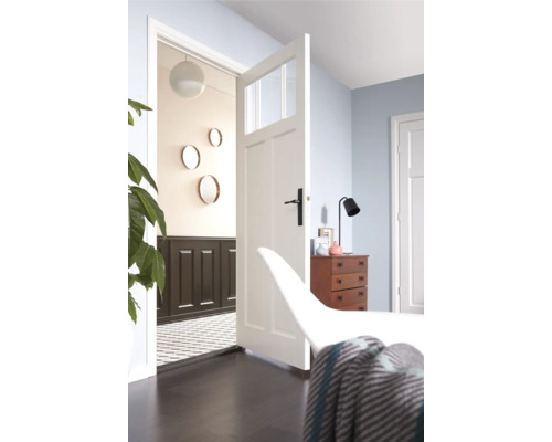 Interieurscène met open witte deur, ladekast en decoraties