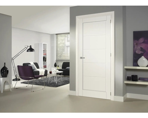 Wit gelakte binnendeur in een modern ingerichte woonkamer.