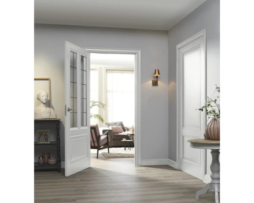 Lichte hal met houten vloer, openslaande deur met glazen inzet en witte binnendeur