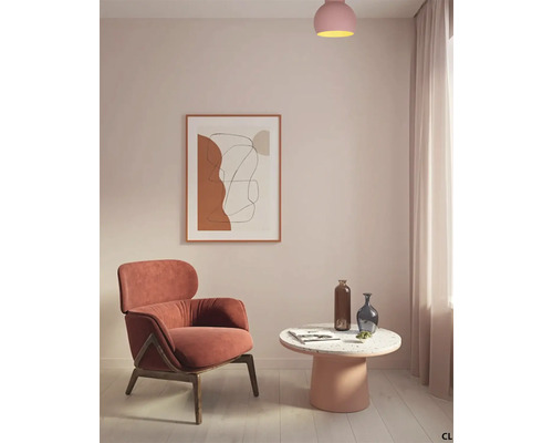 Woonkamer met fauteuil, bijzettafel en decoratie