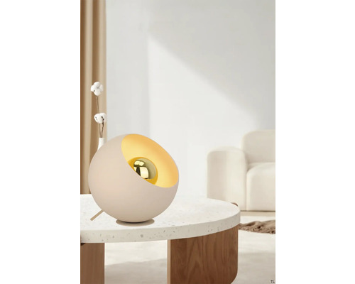 Decoratieve tafellamp in modern design op een tafel