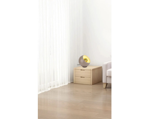 Decoratieve bolvormige lamp op een nachtkastje in de slaapkamer.