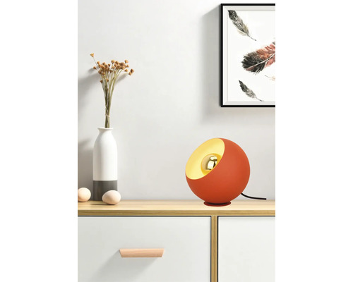 Decoratieve tafellamp met ronde vorm in de woonkamer