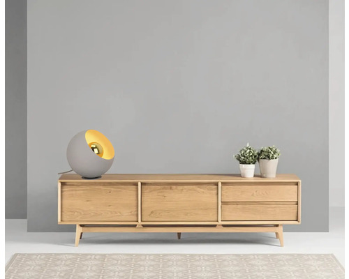 Scene met een bolvormige tafellamp op een houten kast