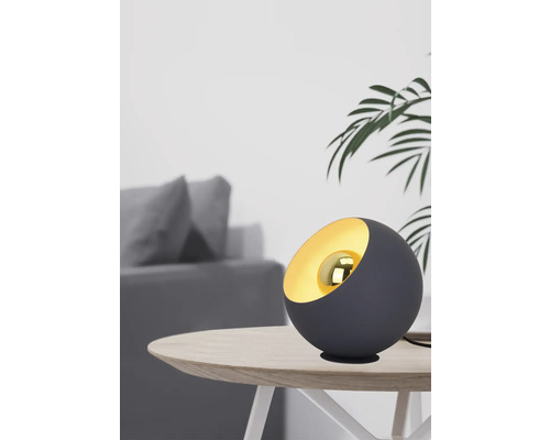 Decoratieve tafellamp op een tafel met modern interieur op de achtergrond