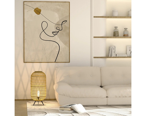 Lichte woonkamer met bank, staande lamp en ingelijste kunstdruk