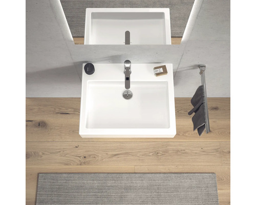 Bovenaanzicht van een wastafel met kraan, zeep en handdoekhouder in de badkamer