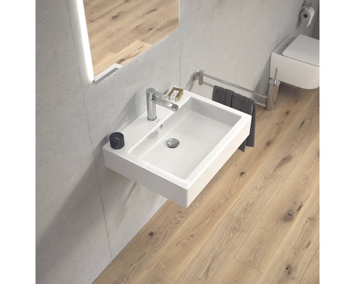 Badkamer met rechthoekige, wandhangende wastafel, kraan en handdoekhouder