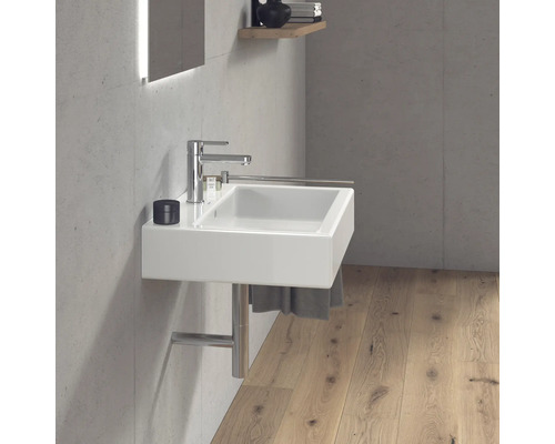 Moderne badkamer met witte wastafel, kraan en handdoekhouder