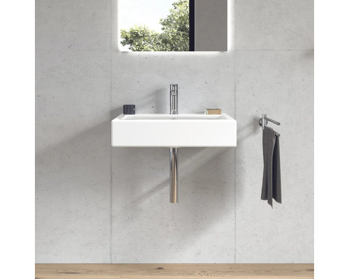 Moderne badkamer met witte wastafel, kraan, handdoekhouder en spiegel met verlichting.