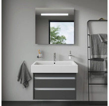 Moderne badkamer met wastafelonderkast, spiegel, handdoekrek en accessoires.