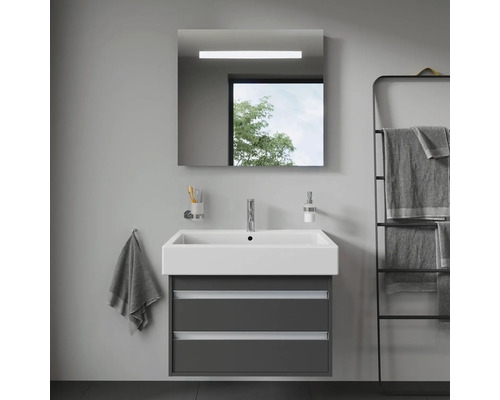 Moderne badkamer met wastafelonderkast, spiegel, handdoekrek en accessoires.