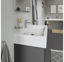 Moderne badkamer met wastafel, kraan, spiegel en handdoekhouder.