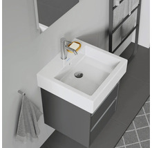 Moderne badkamer met wastafel, kraan, zeep en handdoek