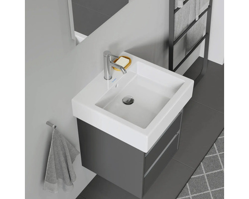 Moderne badkamer met wastafel, kraan, zeep en handdoek