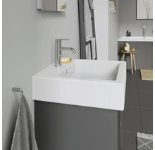 Moderne badkamer met wastafel, kraan en handdoekhouder