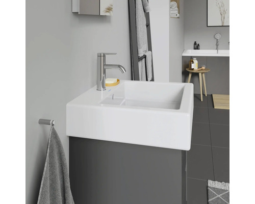 Moderne badkamer met wastafel, kraan en handdoekhouder