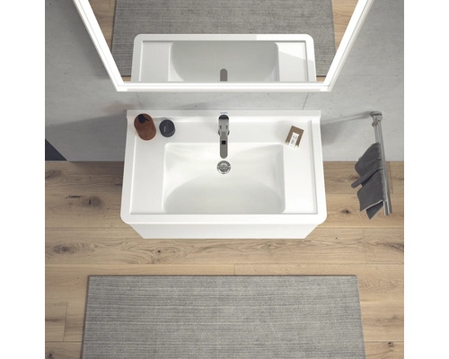 Badkamer wastafel met kraan, spiegel en handdoekenrek in lichte badkamer