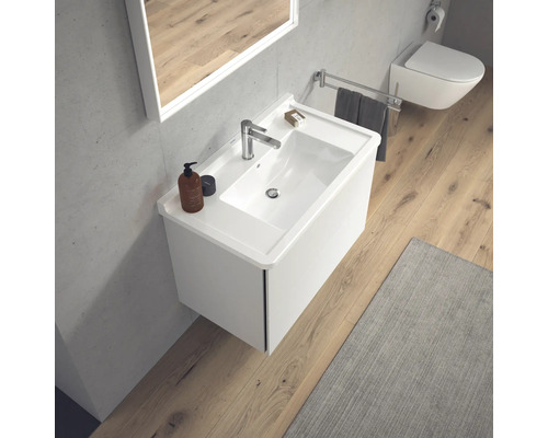 Badkamer met wastafelonderkast, spiegel en toilet