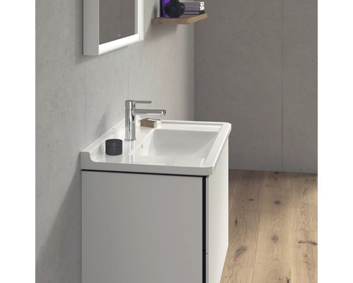 Wastafelcombinatie met wastafel, kraan en onderkast in moderne badkamer.