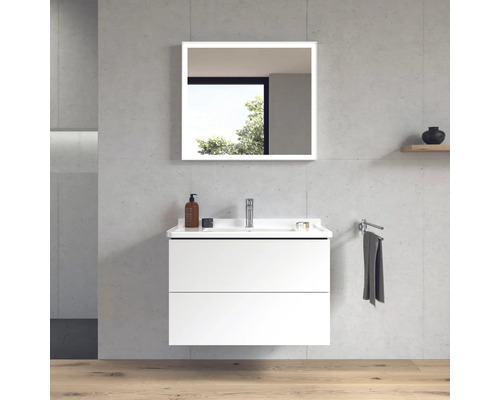 Moderne badkamer met wit wastafelonderkast en verlichte spiegel