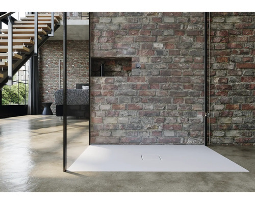 Inloopdouche met gemetselde muur en glazen scheidingswand in moderne badkamer