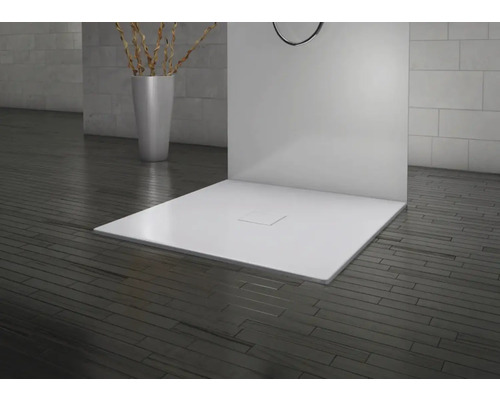 Vierkante douchebak met een vlak ontwerp en afvoer