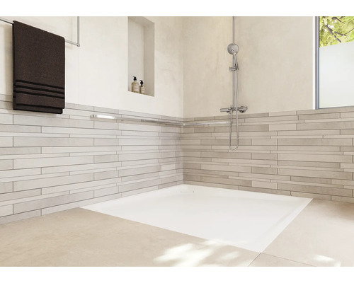 Badkamer met douche, handdoek en regendouche