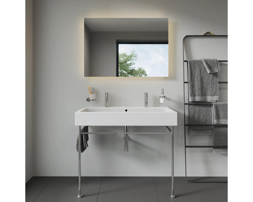 Moderne badkamer met dubbele wastafel, verlichte spiegel en handdoekenrek