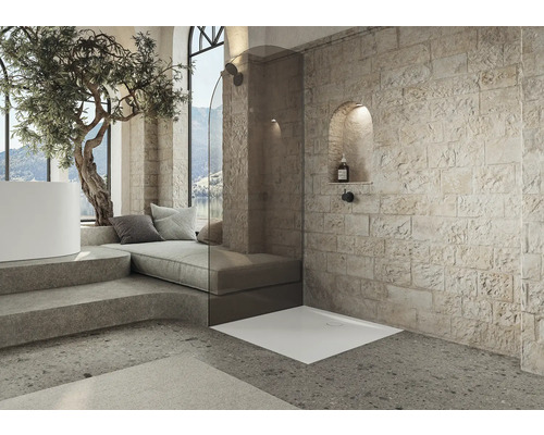 Badkamer met douche, zithoek en groot raam